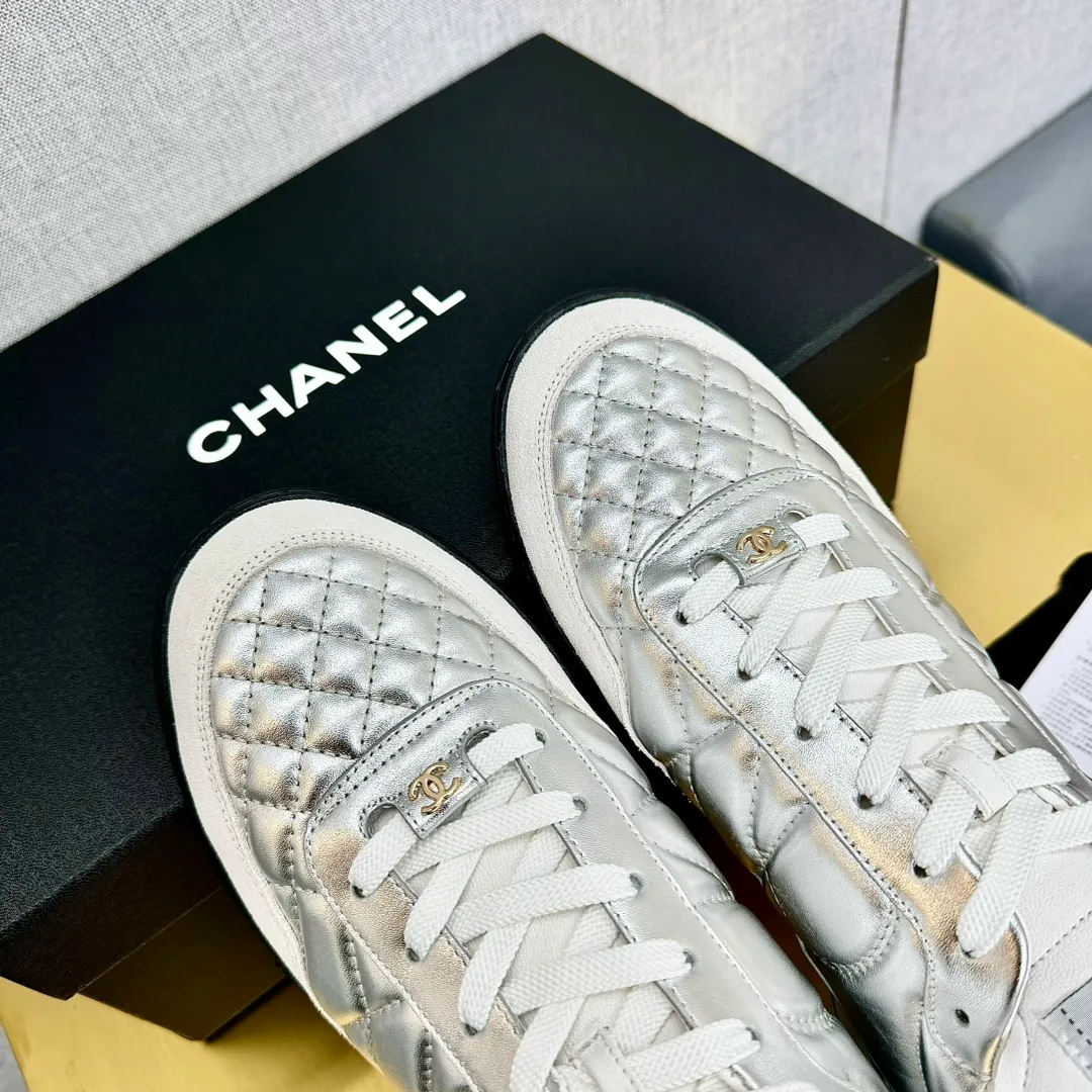 👟👟Ex-factory price 600👟👟 Top version Chanel Chanel - 2024 counter top casual sports shoes. This classic design; the upper is electro-embroidered with a variety of techniques; the outsole is fashionable and sporty; it is unusual to incorporate a variety of color matching elements... The diversified mix and match is very beautiful and versatile, and can be used for leisure, fashion, sports and outdoor... ꫛꫀꪝ Go➫ Material: ❶The upper is made of: original imported mercerized velvet + double-layer breathable mesh ❷The inner part is made of: the original imported breathable mesh ❸The outsole is based on: original TPU combination outsole Special counter boutique packaging complete set for women 35–41